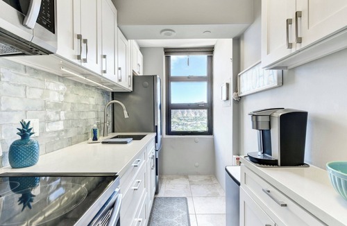 Waikiki Condo | Waikiki Banyan 1BR Corner unit Awesome Mountain/Diamond Head views, free parking