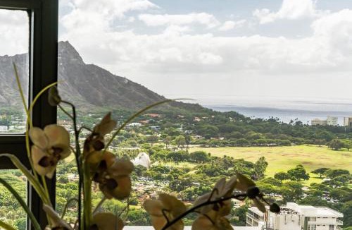 Waikiki Apartment | Waikiki Banyan High Level Condo with Sea Views & Resort Amenities condo