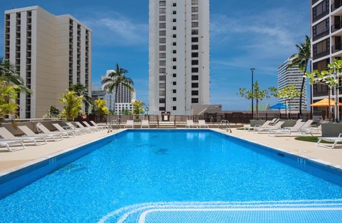 Waikiki Apartment | Waikiki Banyan retreat - parking, pool, sauna & sea views