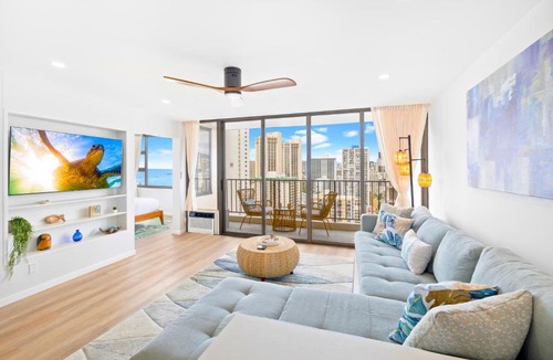 Waikiki Apartment | Waikiki Banyan retreat - parking, pool, sauna & sea views
