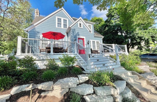 St. Charles House | Walk to Downtown Restaurants, Cozy Stay, Grand Porch, Bike on the river trails!
