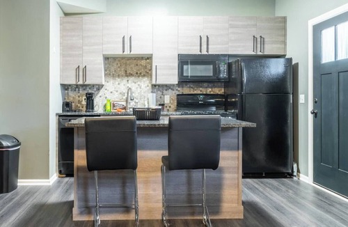 Little Italy Apartment | Walkable Little Italy 2BR | King Bed | Near CWRU & Cleveland Clinic