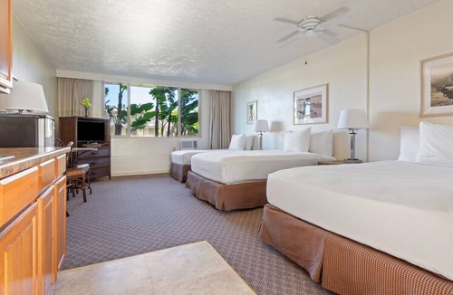 Kahului Hotel | Waterfront Getaway | 3 Pet Friendly Units | Pool | Kanaha Beach Park - 1.9 mi