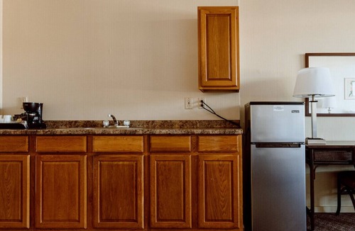 Kahului Hotel | Waterfront Getaway | 3 Pet Friendly Units | Pool | Kanaha Beach Park - 1.9 mi