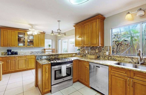 Portlock Condo | Waterfront Hawaii Kai Gem with Crater Views & Pool by the Beach