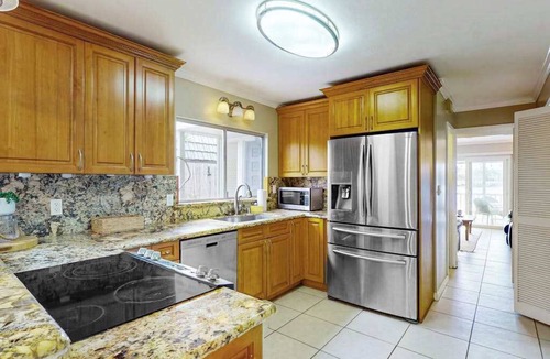 Portlock Condo | Waterfront Hawaii Kai Gem with Crater Views & Pool by the Beach