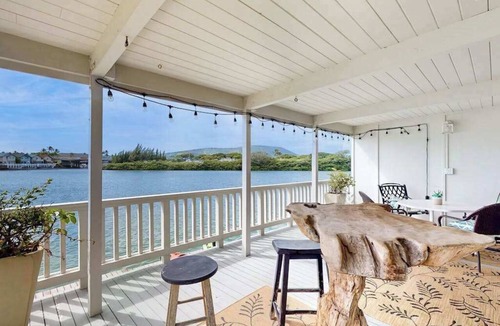 Portlock Condo | Waterfront Hawaii Kai Gem with Crater Views & Pool by the Beach