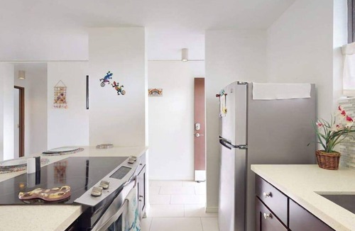 Hilo Condo | Waterfront Hilo Condo with Shared Pool, Fast WiFi & Full Kitchen