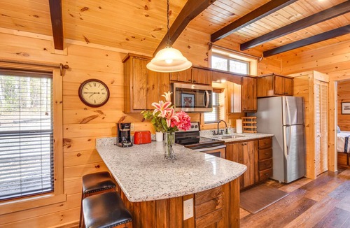 Seneca Cabin | Waterfront Seneca Cabin ~ 4 Mi to Boat Launch!