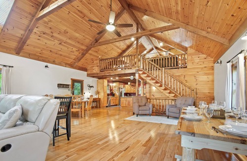 Scotts Cabin | Weaverville Cabin + Mini Cabins w/Pickleball + Hot Tub + 50 Acres