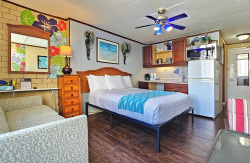 Waikiki Apartment | WG 705 —Cozy Queen-Bed studio steps to Waikiki Beach & Zoo w/AC, Pool, & Kitchen