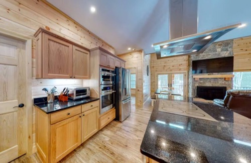 Beaver Cove Cabin | Wicked Moose Cabin* Waterfront*Sleeps 12* Hot Tub* Pet Friendly*Large Dock
