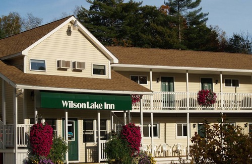 Dryden Apartment | Wilson Lake Inn, Maine Lakefront Stay with Kayaks, WiFi & Spacious Rooms