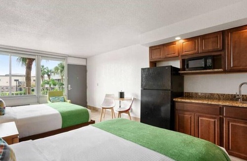 Historic Downtown Kissimmee Hotel | Winter Getaway Suite with Amazing Amenities & Near Theme Parks