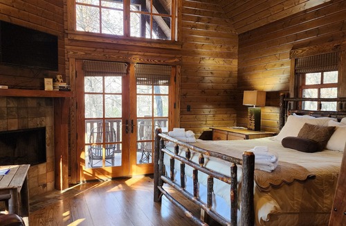 Cheshire Cabin | Wren’s Den | Cozy Cabin w/Fireplace + Jetted Tub + Biltmore Pass