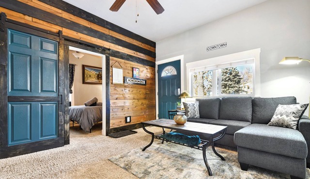ᨒStylish Basecamp/Fire Pit/2 Blocks to Downtownᨒ