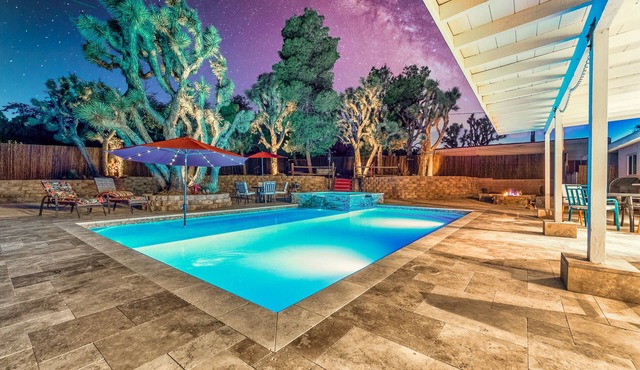 1/2 Acre Epic Pool and Spa 2 King Beds Bunk with 2 Queens in Yucca Valley