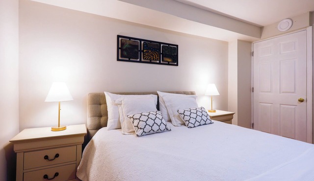 1,200sq.ft comfy & clean home with luxury bedding.Sleep as a king! in Mississauga