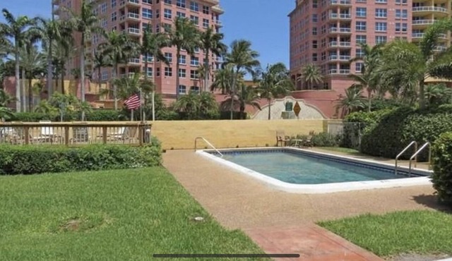 1 B/R Condo - Prime Location & 1 Minute Walk To Ocean Beach, Restaurants & Bars