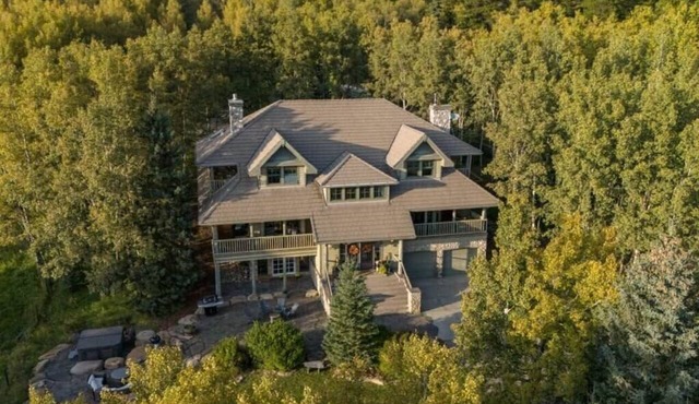 1 King Bdrm | Private Bthrm | Bragg Creek in Bragg Creek
