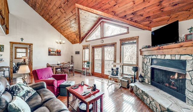 1 Mi to Beech Mtn Skiing: Family Cabin w/Fire Pit