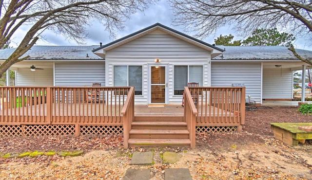 < 1 Mi to Downtown Lillington: Home w/Deck