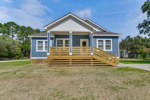 1 Mi to Dtwn Manteo: Dog-Friendly Home w/Deck