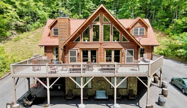 #1 PRVT. BLACK-MT. LUX LOG ESTATE./HOT TUB/GAME RM/PETS/2 FIRE PL. 6/6.5