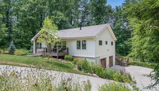 10 Min to Downtown. Luxury High-End Finishes. Private Hot Tub & Game Room