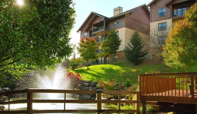 1Bed/1Bath - Smoky Mountains Resort! Stunning Views, Pools, and More!
