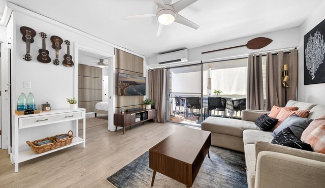2 bedroom 2 bath ~ Free Parking ~ minutes from the beach ~ 4 beds, sleeps 7