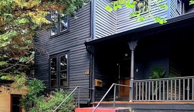 2 Block to downtown. Victorian Bungalow Meets Chic Urban Loft
