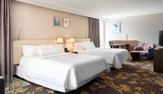 2 Modern Rooms w/Restaurant and Bar in the Heart of Cleveland