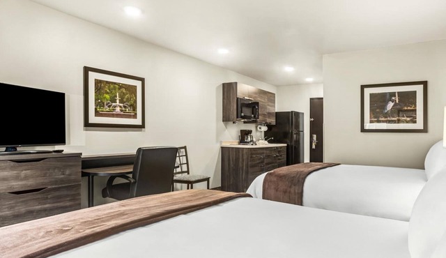 2 Pet-Friendly Jonesboro Accommodations w/Kitchenette | Free On-Site Parking in Jonesboro