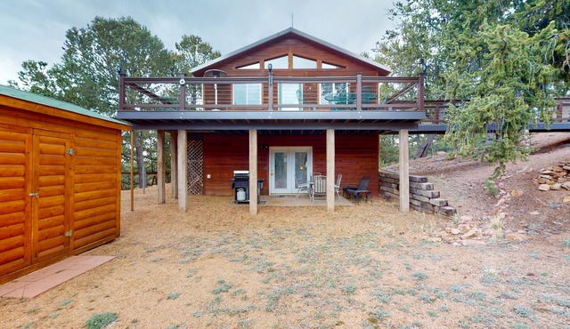 2-story mtn-view home with grill, washer/dryer, streaming, patio, deck, kitchen