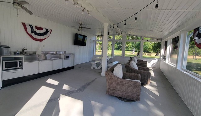 20% Off Lakefront Tiny Bird Dock, Hot Tub, Firepit, Boat House, ParkLike Setting in Dandridge