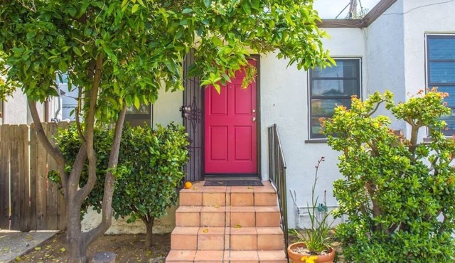 2053 Cozy Urban Cottage