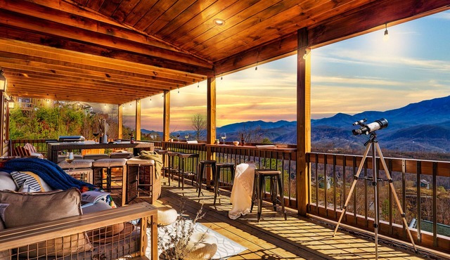 270° Mt LeConte Views, Sleeps 25, Theater, Arcade, Hot Tub, Fire Pit, Pets OK