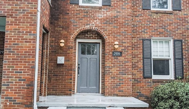 2917 Monroe · Spacious Shandon Home Minutes to USC - 4 King Beds in Columbia