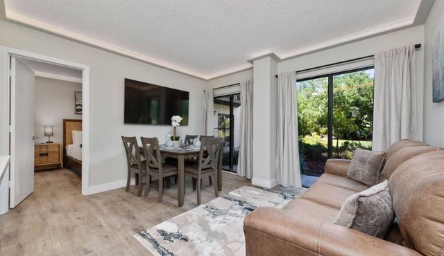 2BR near Universal with pool & free parking