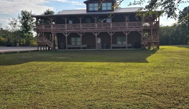 3-BR lodge , fish,shoot pool or sit around the firepit. Close to Chattanooga Tn