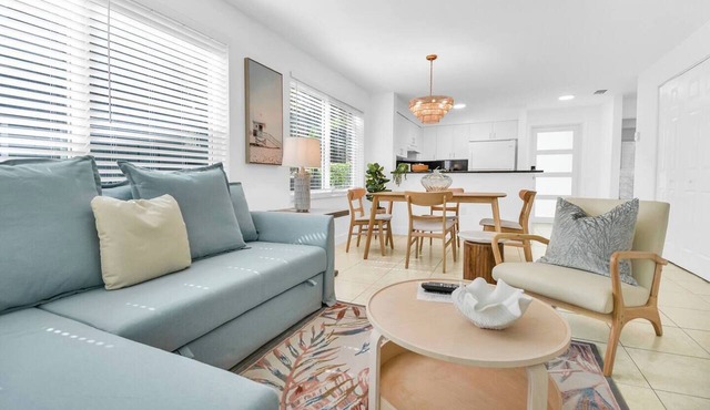 350B - Boca Retreat w/Pool, Parking, Near Evert Tennis & Shops