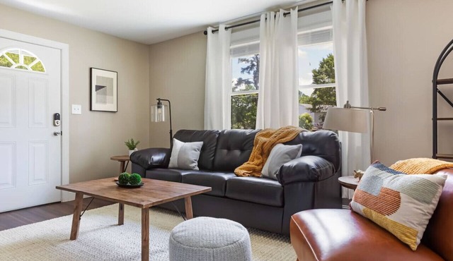 3BR Oasis | Mins from Downtown - King Bed