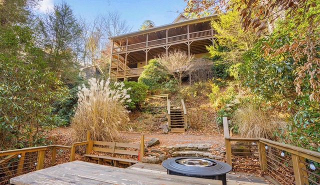 4 BR on Toccoa River, Hot Tub, Fish/Tube from deck! Firepit, Pool Table, Dogs ok in Blue Ridge
