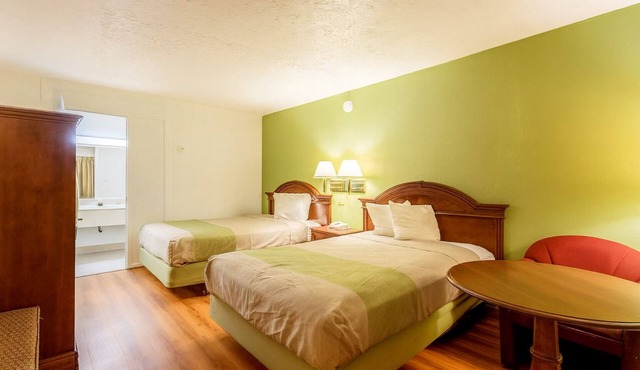 4 Budget Edgewood Rooms w/Nearby Dining Options in Edgewood