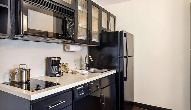 4 Spacious Units! Short Drive to Cleveland Metroparks Zoo, Pets Allowed