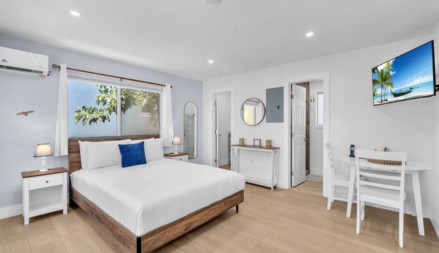 #4 - Trendy Coastal Studio | Steps to Sand & Ocean in Hollywood