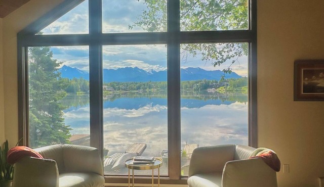 4BR/4BA Lakefront Lodge- mountain views, wildlife, canoeing- 9 min to airport