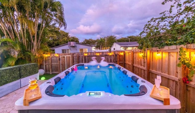 4BR Hollywood Villa 3 min to Beach, Heated 12-Person Jacuzzi, Game Room and BBQ