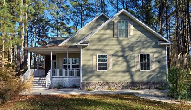 5 BR Waterfront Retreat with Dock and Game Room
